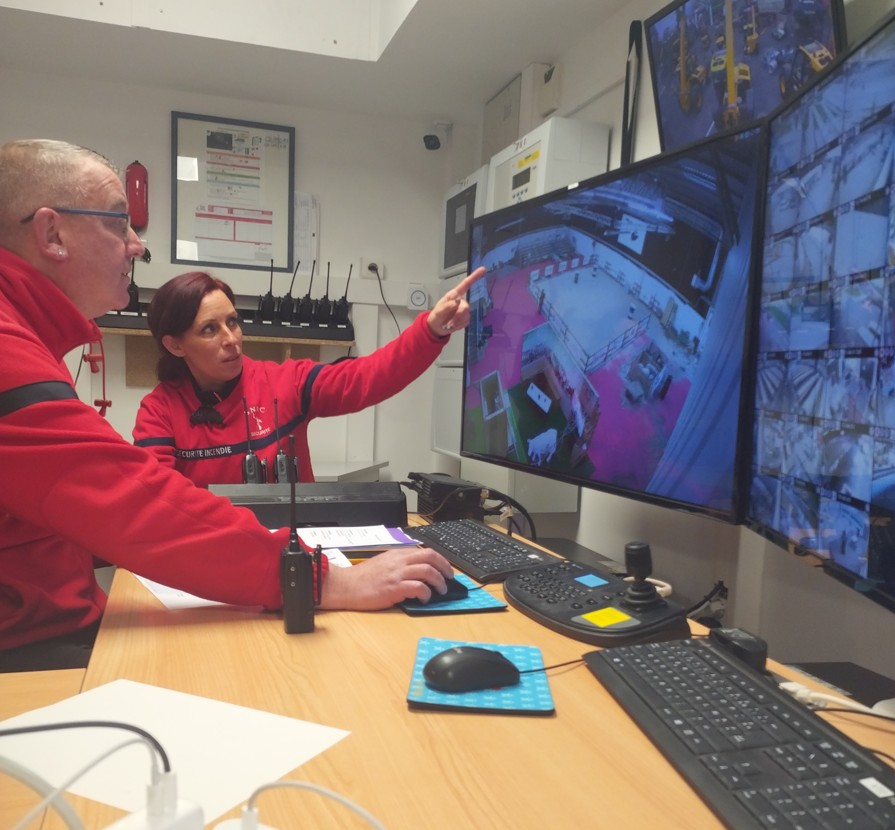 photo d'agent de sécurité spécialisés en détection incendie